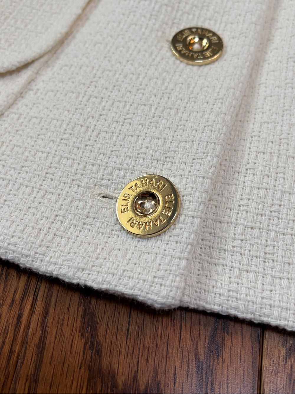 Elie Tahari Ivory Bouclé Structured Tweed Crop Jacket Gold Button Coat Size M - Picture 7 of 9